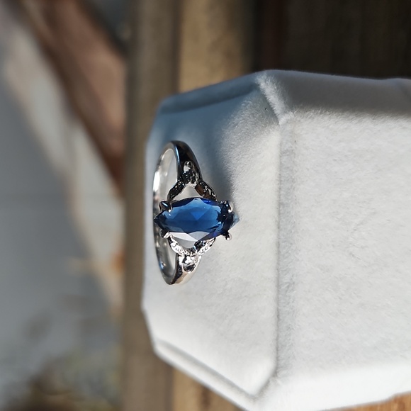 Elegant Silver and Blue Gemstone Ring - Picture 4 of 10